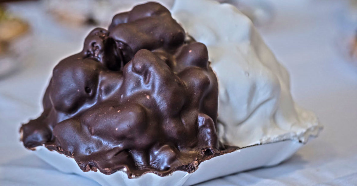 La Pignolata Messinese: una tradizione senza confini La Pignolata Messinese: una tradizione senza confini