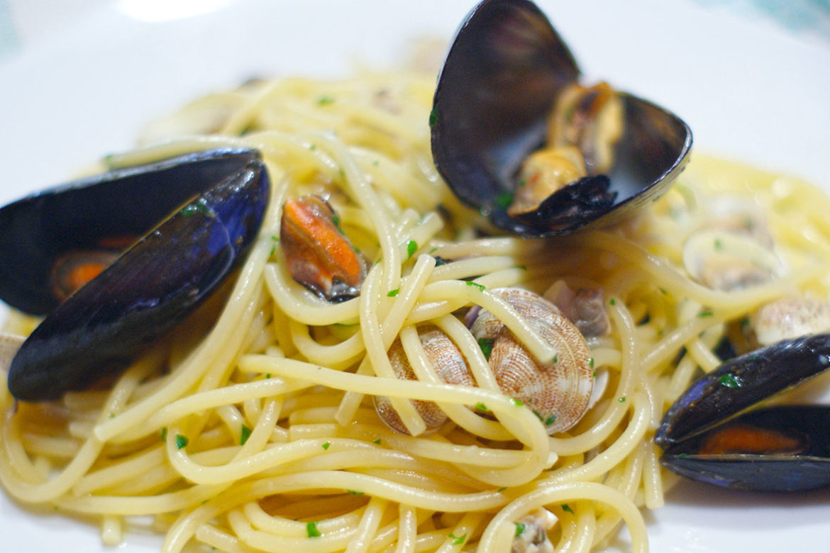 Cozze e Vongole di Ganzirri: un piatto irrinunciabile per un Messinese DOC Cozze e Vongole di Ganzirri: un piatto irrinunciabile per un Messinese DOC